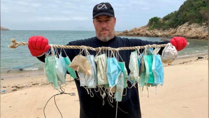Gary Stokes, de la organización Oceans Asia, con una colección de marcarillas usadas encontradas en una playa de Soko (OA).