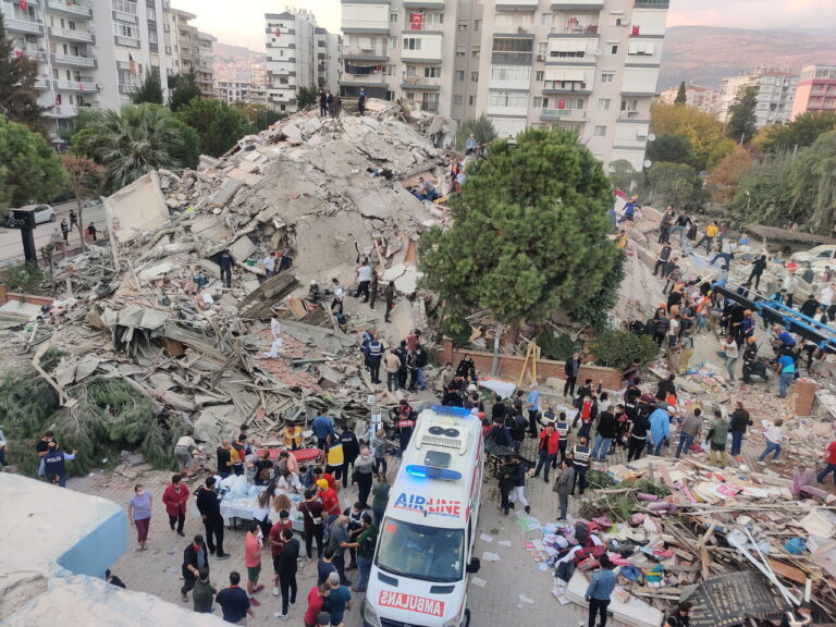 Terremoto en Turquía y Siria | En Turquía, el terremoto mató a más de 1.600 personas y destruyó casi 3.000 edificios.