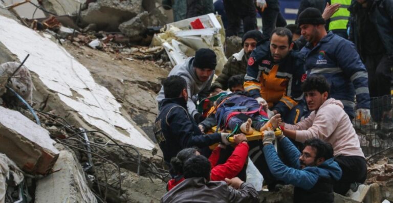 Casi 5.000 muertos en Turquía y Siria tras devastador terremoto